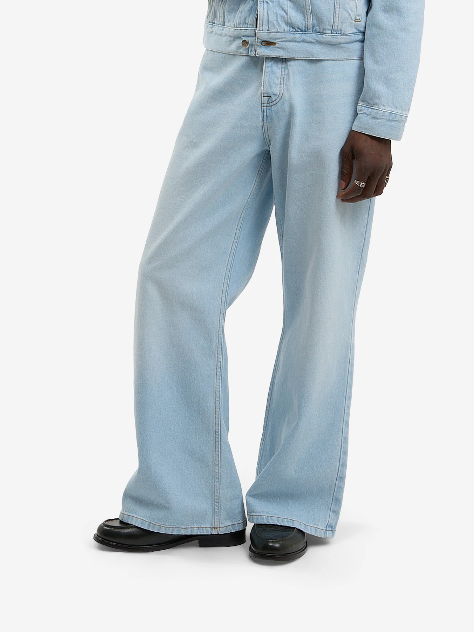 Le pantalon flare en denim clair délavé - Image 6